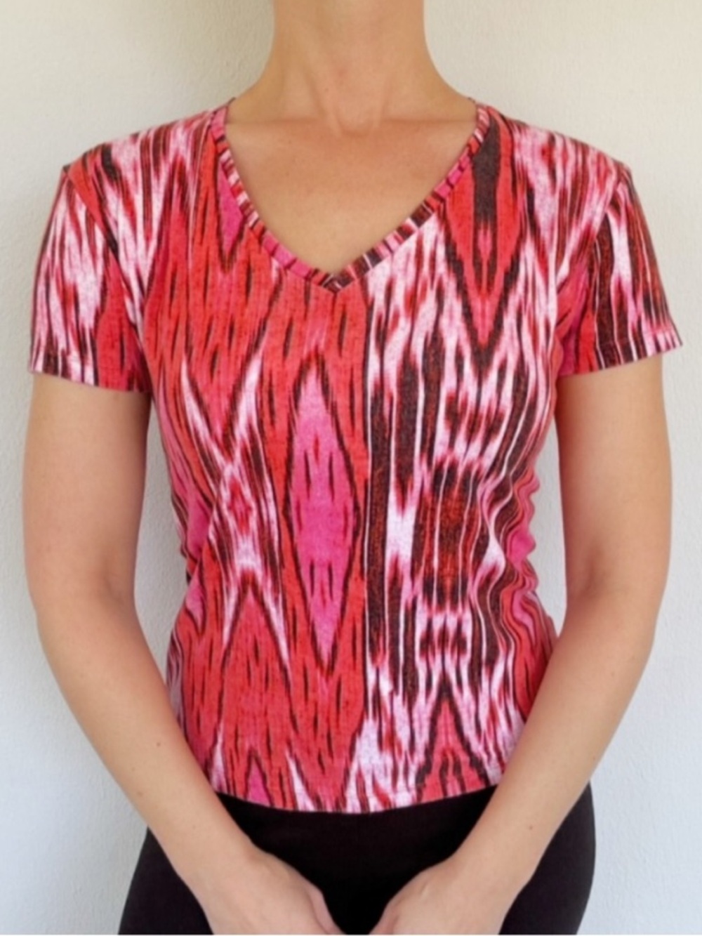 Jones New York Petite pink abstract v-neck short sleeve cotton tee medium